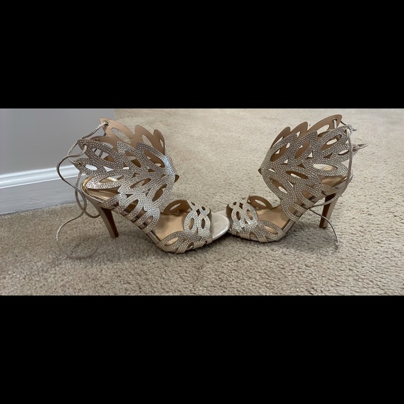 Jessica Simpson Gold Heels! - Picture 1 of 2